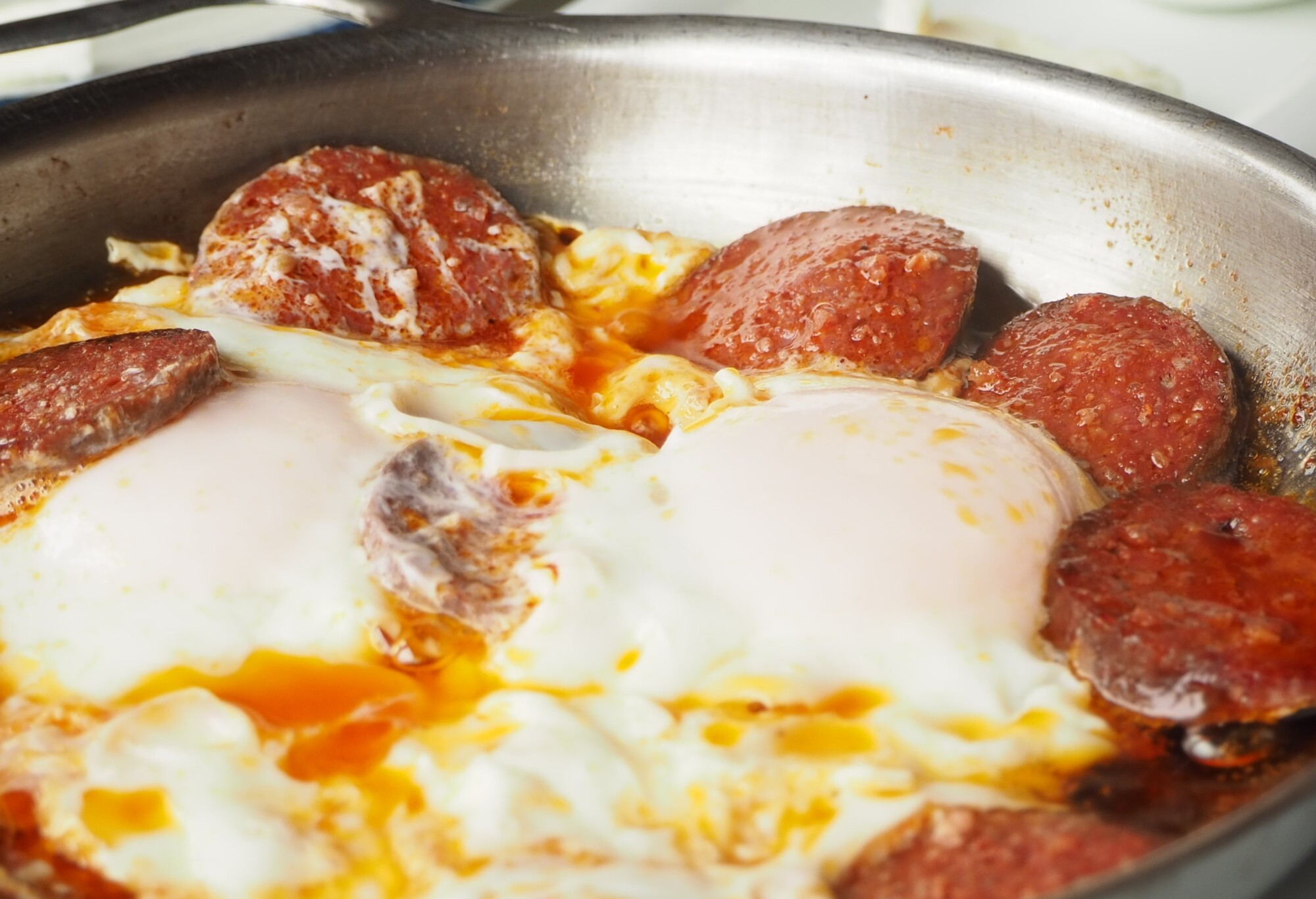 トルコの卵パントルコ語でユムルタリエクメクと呼ばれていますフレンチトーストトルコとアラビアの伝統的な朝食焼きまたは目玉焼きパンチーズとパセリの卵パン- おやつのストックフォトや画像を多数ご用意 - iStock