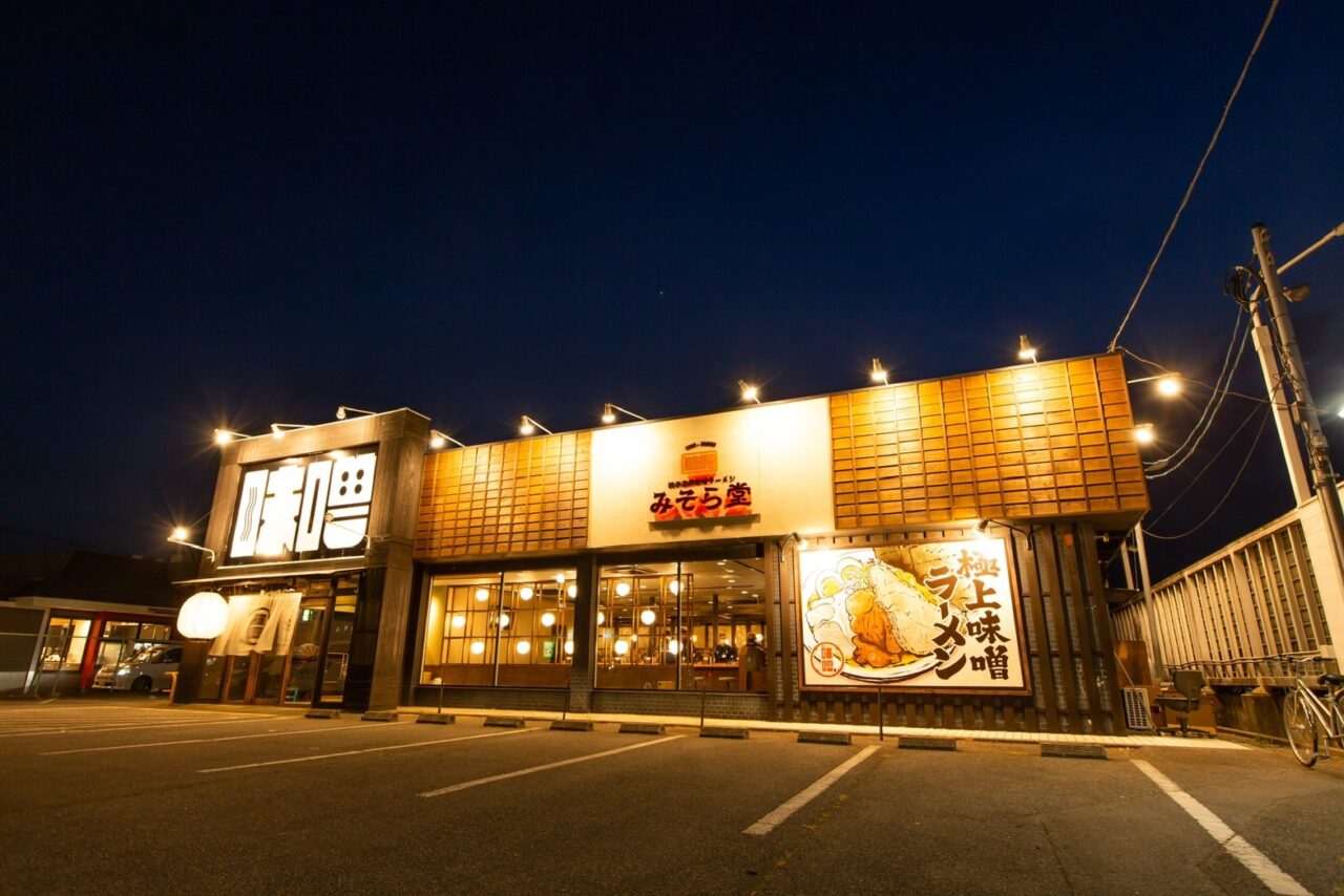 大きなラーメンの絵を看板に描いたラーメン店の外観リニューアル 大阪府のラーメン・そば・うどんのデザイン施工事例店舗設計施工.com