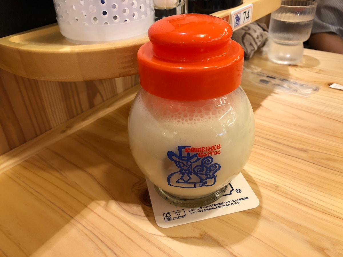 夏にぴったり、コメダのサマージュース🌞甘夏の果肉たっぷりで美味しい😋つぶつぶ食感が楽しい特製『サマージュース』。創業者の遊び心が詰まった“だるまグラス”もかわいい💕一口飲めば、心も体もリフレッシュ🍊テイクアウトもOKです👍※テイクアウトは店舗によりご