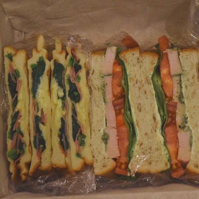 おうちカフェのサンドは具材たっぷり☺️♪ きのことほうれん草のサンドを作りました ガーリックとオリーブオイルとベーコンで炒めましたナッツのアクセントも楽しめます コーヒーとの相性もぴったりです☕️ @saison_factoryセゾンおうちカフェキャンペーン