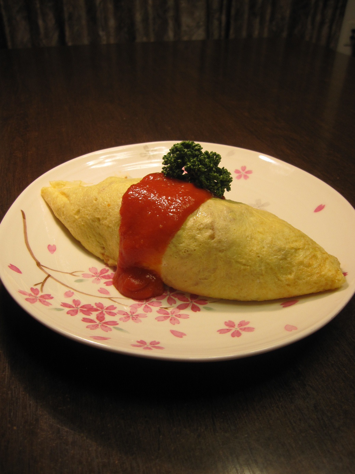 先日の昼食をご紹介します♪ ・メニュー・ ○オムライス ○コンソメスープ ○アスパラベーコンソテー ○サラダ ○フルーツ 夏献立ではオムライスのソースがトマトソースに変わりました🥫 加熱したトマトは体を冷やす作用が弱くなり、 血行を促進します🍅東府中