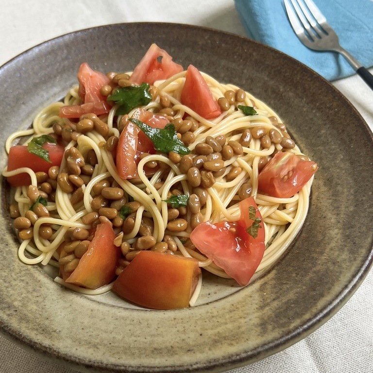 冷やし納豆パスタ - 料理研究家リュウジのバズレシピ.com