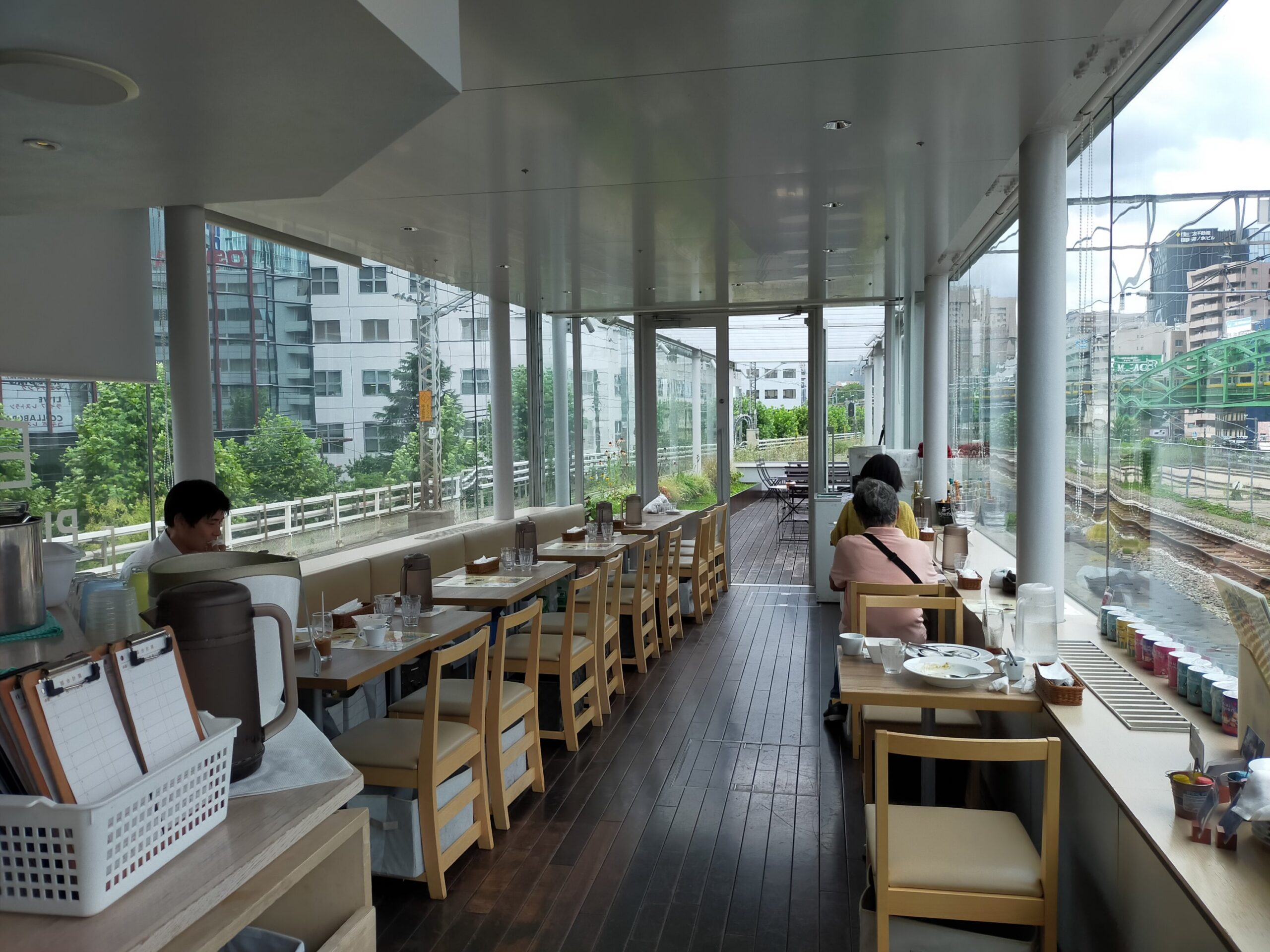 マーチエキュート神田万世橋旧万世橋駅の階段やホームを見学！ 電車が間近に見えるレストランも東京都千代田区いこーよとりっぷ