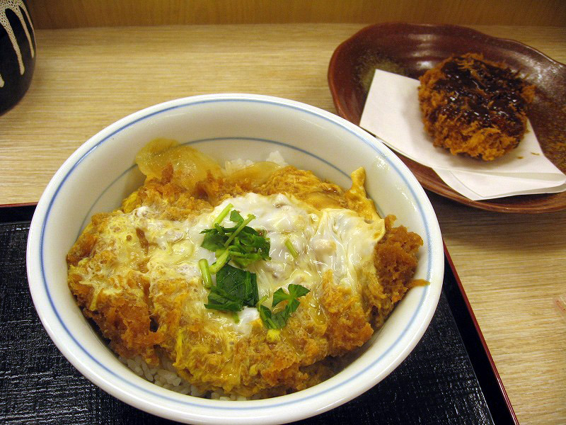 ✨🍴黒馬伝説春日井店 過去ランチ紹介 🍴✨ がっつり派も満足、贅沢すぎる過去の日替わりランチをご紹介します🙌 🥩 わらじメンチカツ丼＆ミニ冷しラーメンどーんと迫力のメンチカツ！ジュワッと肉汁が広がるボリューム丼に、つるっと涼しい冷しラーメンの組み合わせ