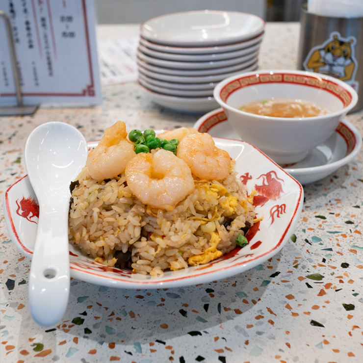 🌸フーフー飯店 NEW GRAND MENU🌸4月からフーフー飯店のグランドメニューが新しくなりました！こちらは 海老そば〜海老ワンタン入り〜 🍜🆕エビの皮からとった自家製の蝦油をオリジナルブレンドの鶏そばスープに浮かべ、エビの香りと旨みを堪能できる至極の一杯に