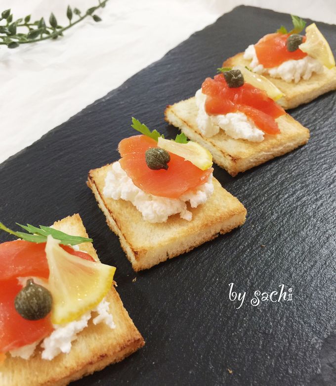 レシピ＞スモークサーモンのカナッペ - お知らせ・燻製日記