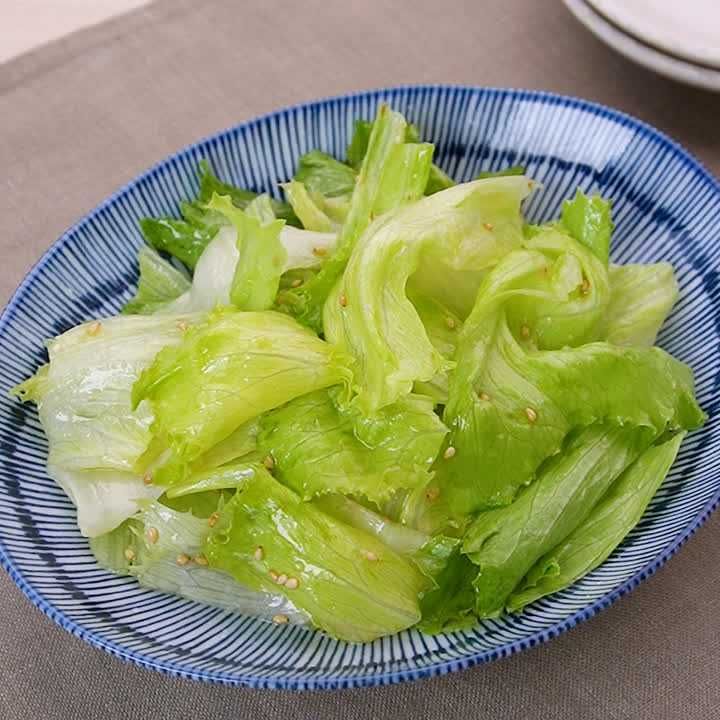 お酢がきいたキャベツとレタスのサラダ