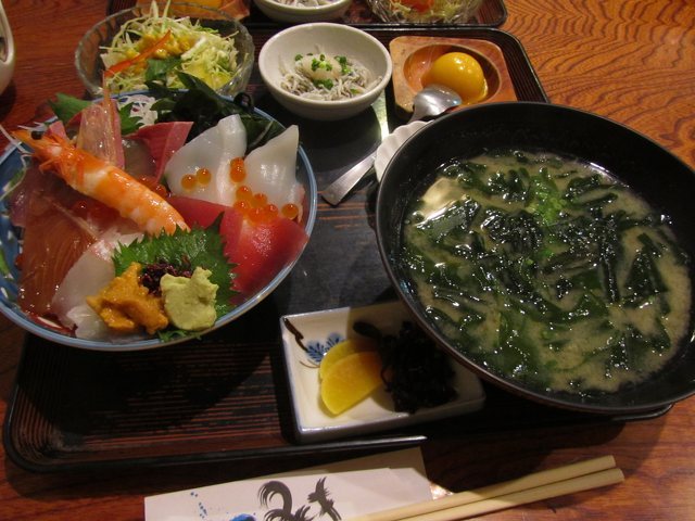 高松市国分寺町の漁師料理「みき」で海鮮丼をいただく。 | 旅カメラ