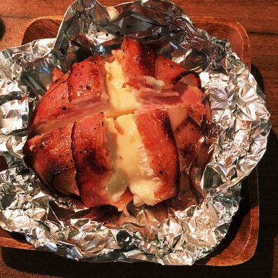 簡単キャンプ飯 「丸ごとカマンベールチーズのベーコン巻き」は見た目も味も無敵過ぎ! 包んで焼くだけだけだから初心者にもオススメ!ロケットニュース24