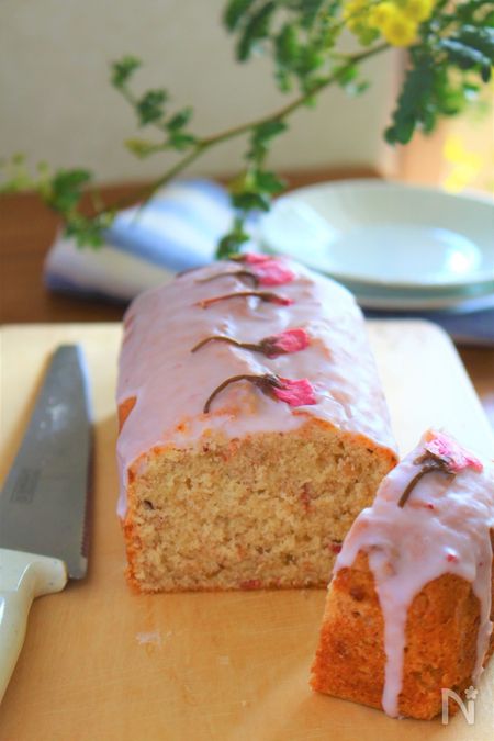 いちごと桜のケーキ🍓🌸 桜の塩漬けは裏技つかってぽんぽんに〜🌸 魔法みたいでずっと見てれた😅cottaアンバサダーコッタcotta手作りケーキ 手作りお菓子手作りスイーツお菓子 お菓子作りいちごと桜で春来てますcottaプレゼントキャンペーンさくら