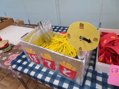 わくわく工作🎨＼🍔マックごっこ🍟お家にある物でハンバーガーやポテトを作ってみました！ハンバーガーは使わなくなった木目のジョイントマットと壁紙で作ったら程よい厚みでなかなか遊びやすそうでした😄 ポテトはジョイントマットをカットして黄色の油性マーカー