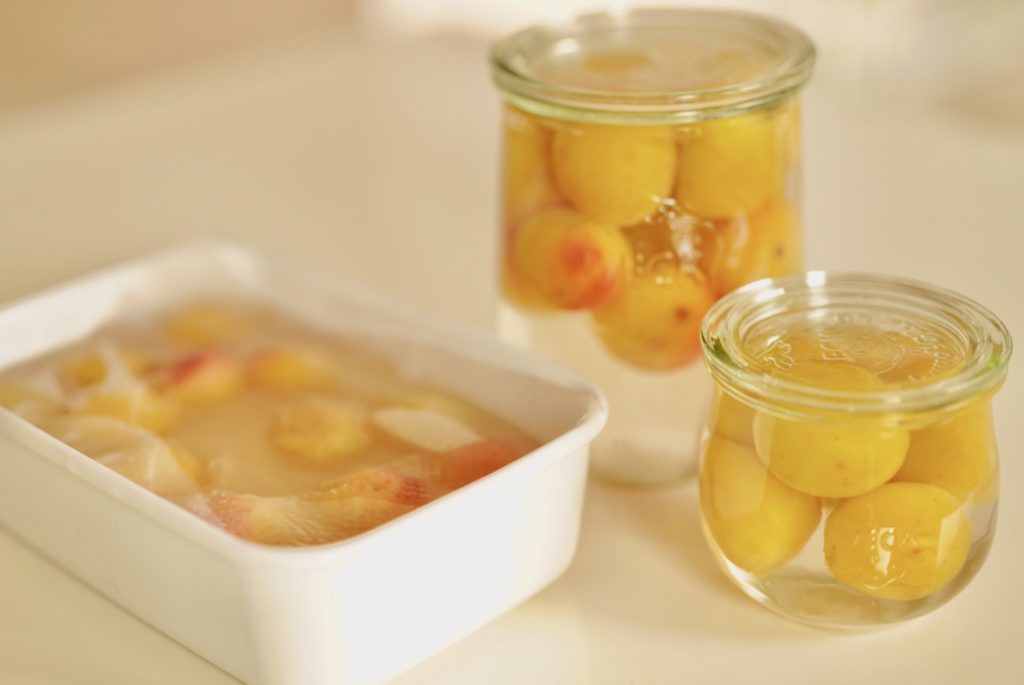 完熟梅の琥珀羹 和歌山県産の完熟梅の甘露煮と完熟梅のソースを、恵那市の特産品でもある寒天に合わせました。 芳醇な香りとほどよい酸味が寒天と合わさり爽やかな6月のお菓子です。各店舗にてお取扱いしております。恵那寿や琥珀寒天和菓子あんみつ完熟梅うめ