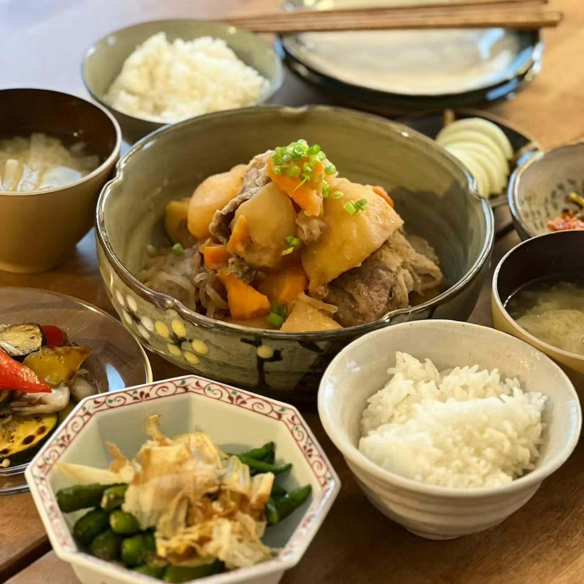 夜ご飯〜 🍝ナポリエッテ 🍲海老のビスクシチュー 🥬キャベツのおかかマヨ 🥗サラダ 🍊柿 いつかの夜ご飯！スーパーでナポリエッテ見つけて パッケージの写真が美味しそうだから 買ってみた🍝 簡単に作れて美味しかった〜❗️ 夜ご飯晩ご飯夜ご飯
