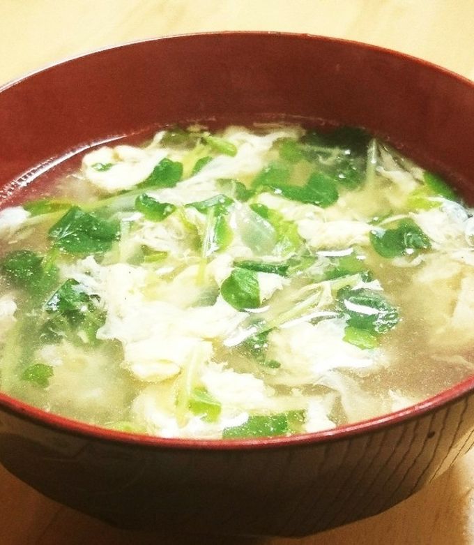 豆苗とベーコンと ふんわり卵スープ