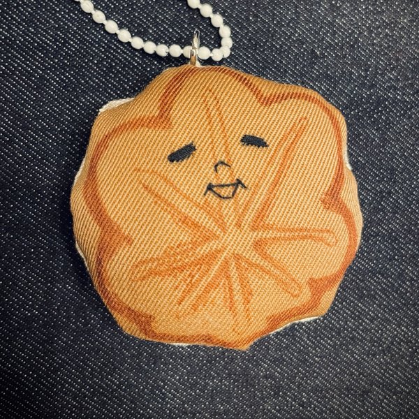 シン・金生饅頭グッズ販売開始！明日3 18から！！いよいよ明日3 18から、山形屋の雑貨屋Whatさんで販売開始される、金生饅頭マルチケースとコインケース*\ ^o^*ミヤジンガー店長 @miyajingerz001 から、サンプルを託されていたわたしは、どうしても金生饅頭と一緒に