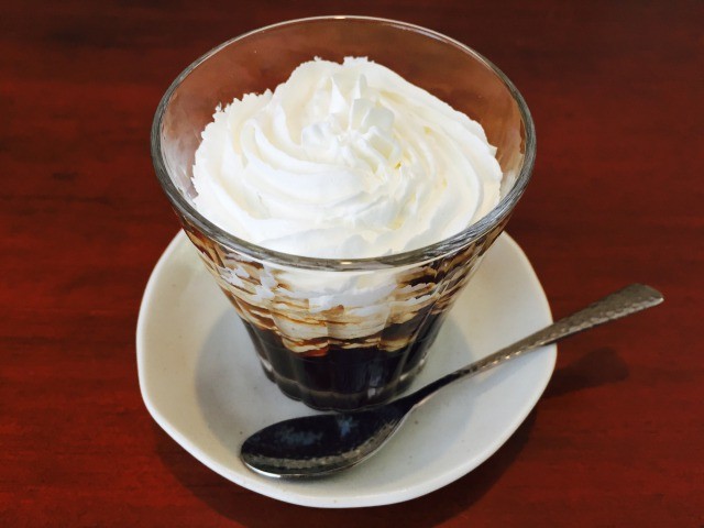 抹茶アインシュペナーアイスラテ - 濃いめのアイス抹茶ラテに、たっぷりのホイップクリームをトッピング。アインシュペナーは韓国で大人気で、このドリンクはソウルのカフェ정월カフェ ジョンウォル にインスパイアされています。 : r KoreanFood