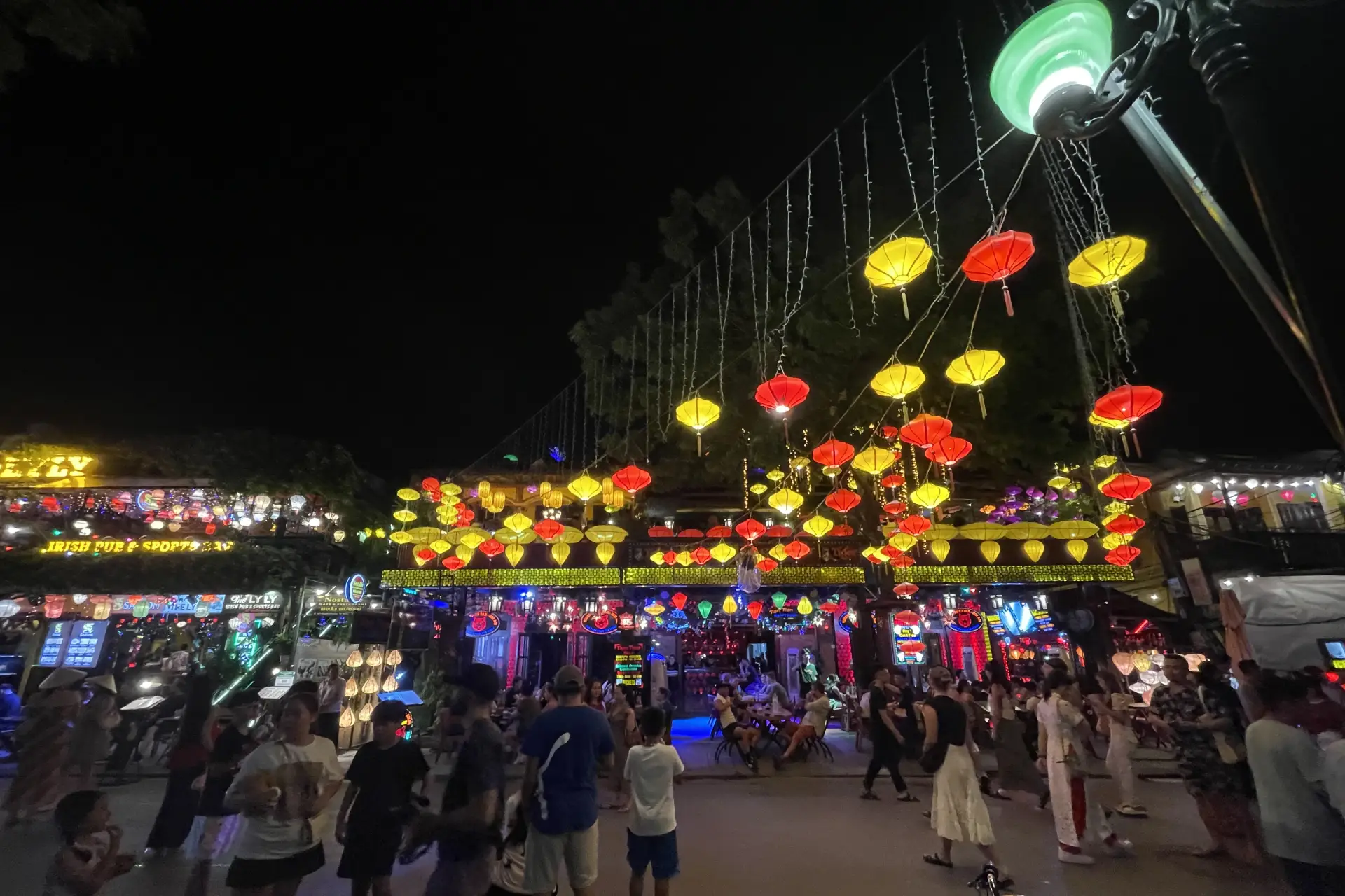 Pマガ 幻想的な街 ホイアンのランタン祭りをご紹介!!=第74号=ピースインツアーベトナム ・カンボジア・ラオス・ミャンマーへの海外旅行・スタディツアー