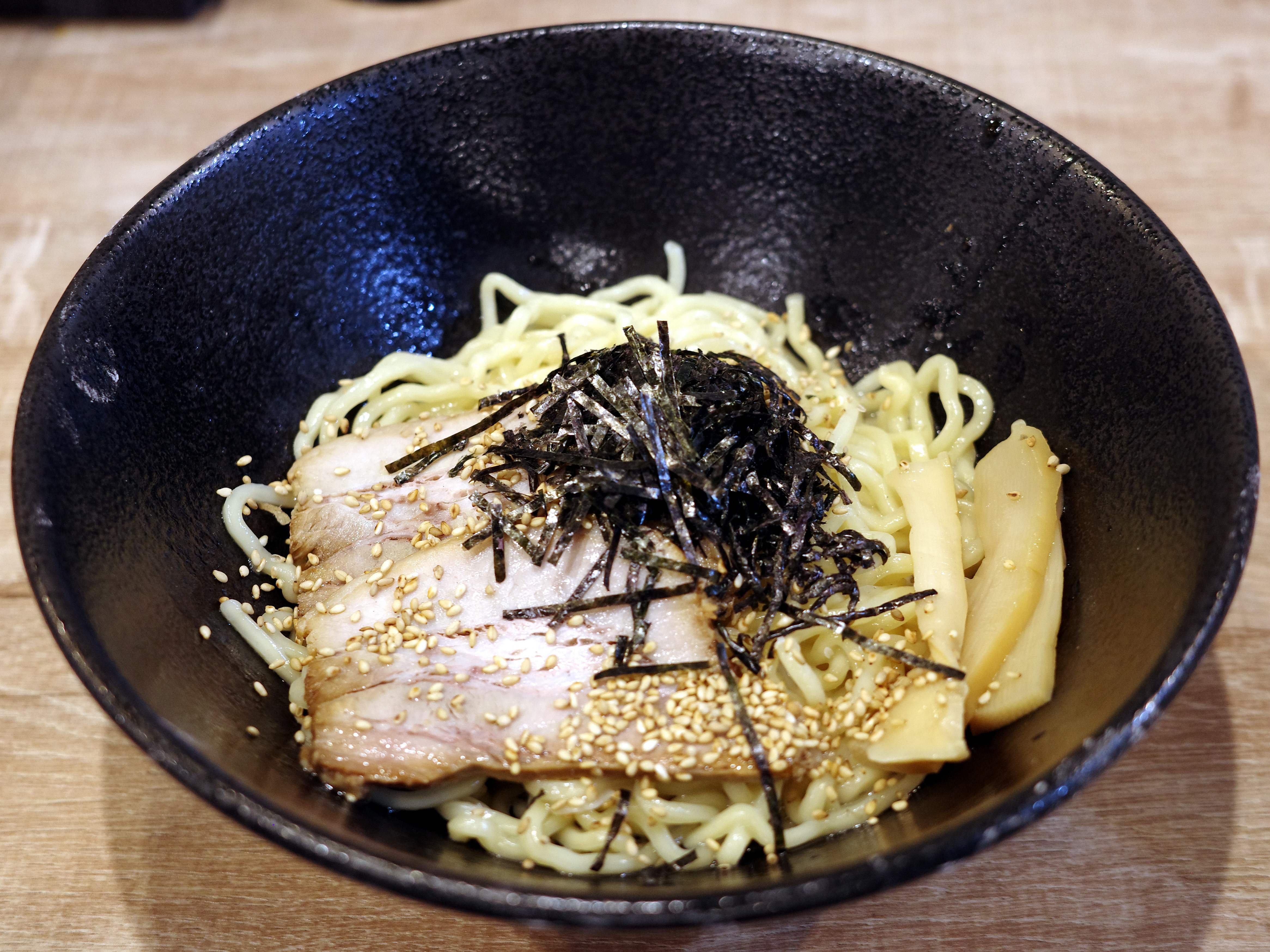 神戸市灘区 六甲道駅前『油そば 大革命 六甲道店』さんの看板が設置されました！！ 「きりん寺」フランチャイズ店から独立されたお店のようです。号外NET 神戸市灘区・東灘区