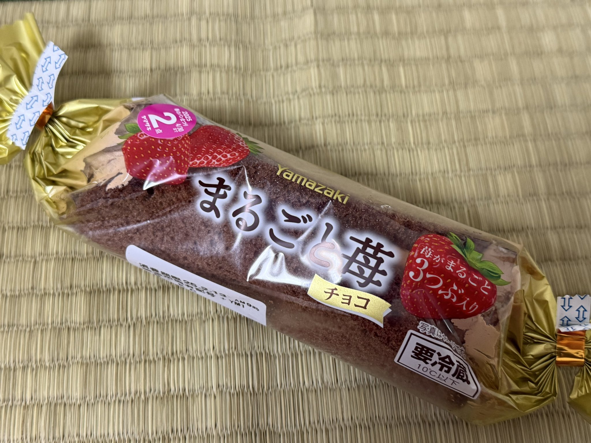 ヤマザキの『まるごと苺 チョコ 』がチョコクリームと苺で美味しい！買てみた