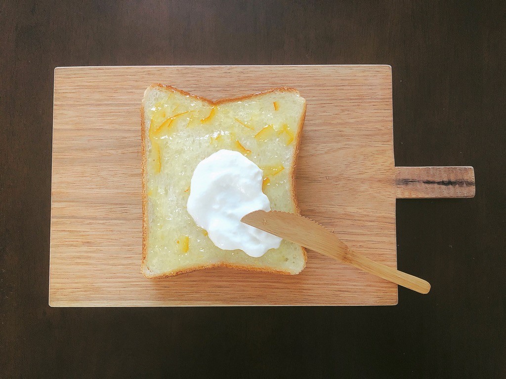 フリー写真ヨーグルトとバターがのったトーストパブリックドメインQ：著作権フリー画像素材集