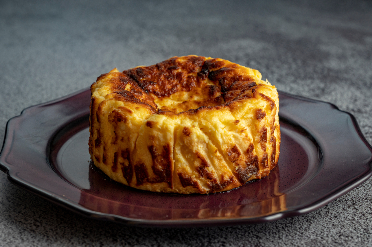 レシピ 銀座の名店の味をおうちで♡遠藤泰介シェフが教える、おうちではちみつバスクチーズケーキレシピ - ufu.ウフ。