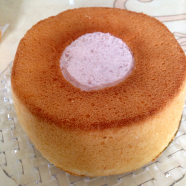 おはようございます⛱️ シャトレーゼ松山南店です！ みなさん!! ふわふわシフォンが帰ってきました😆💕 『ふわふわシフォン 税込777円🧁』ふわふわのやわらか〜いのシフォンケーキの中に たっぷりのホイップクリームが詰まっています！ ボリュームあるのにリーズナブル