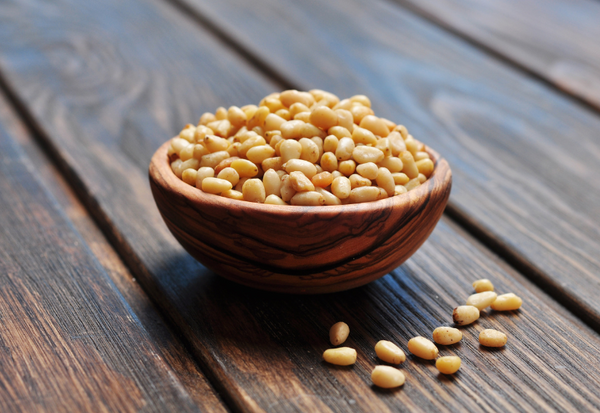 松の実をリスが食べるとエビフラになるんです✨️ 松がある道を散歩をしてると、この時期はエビフライがよく落ちてますꉂ꒰笑꒱ 松ぼっくり を見て興奮するのは、私だけじゃなく、リスさんもだったか！🐿いづみ