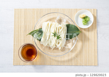 流れるナイトプール』 本日は「流しそうめん」 そうめん達がしっかり流れるプールを楽しんでいました 取っちゃってなんかごめんね笑そうめん素麺七夕流しそうめんゆるいイラストイラストillustrationtanabata