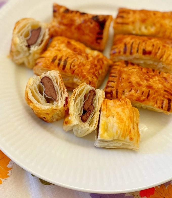 今回はパイシートを使って色々な形のパイを作ってみました！, 編んだりひねったりするだけで、簡単にオシャレなアレンジパイの出来上がりです！！,チョコを織り込んだり、トッピングを足しても美味しそう！アレンジの幅もさらに広がります✌️, ぜひ皆さん試してみてください😋💃,リボン食品油脂パイタルト簡単レシピ簡単レシピ料理料理初心者アレンジ三つ編みツイスト