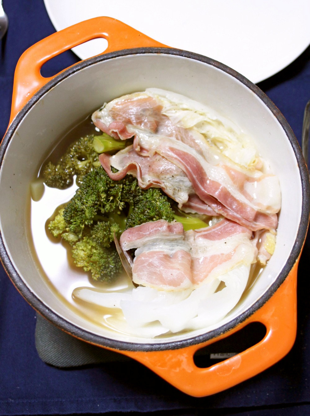 ☜土田浩美です。 今日は コンソメなしでも最高に美味しいポトフ！ 夫が口に入れるたびに 最高！ うますぎる！！ こんなの初めてだ！！！ を連発したポトフの作り方 を投稿しました。 材料 4人分手羽元 4〜8本 ベーコン 4枚 キャベツ 1 2玉 じゃがいも 4個 新玉ねぎ