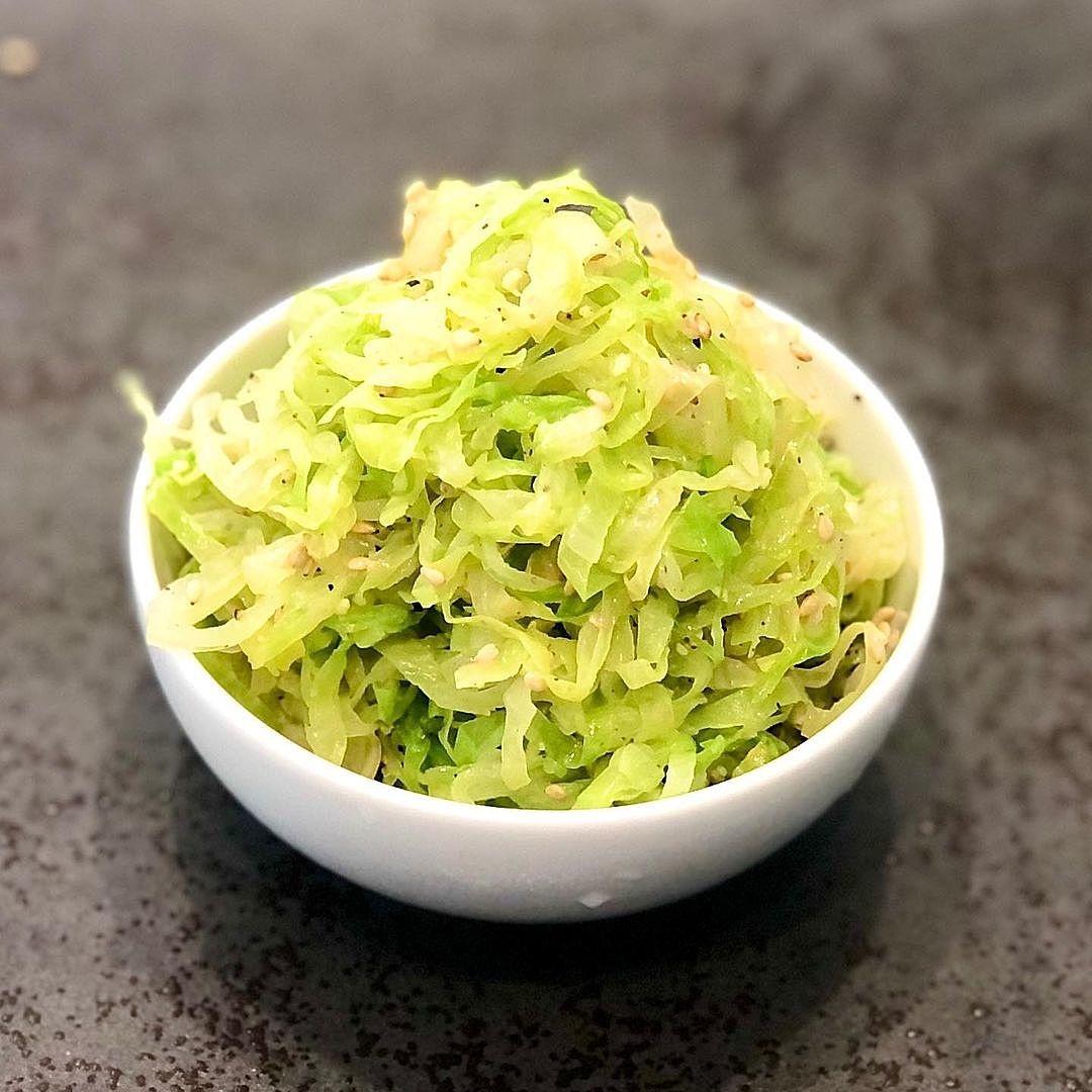 和風でさっぱり 千切りキャベツの梅おかかサラダ