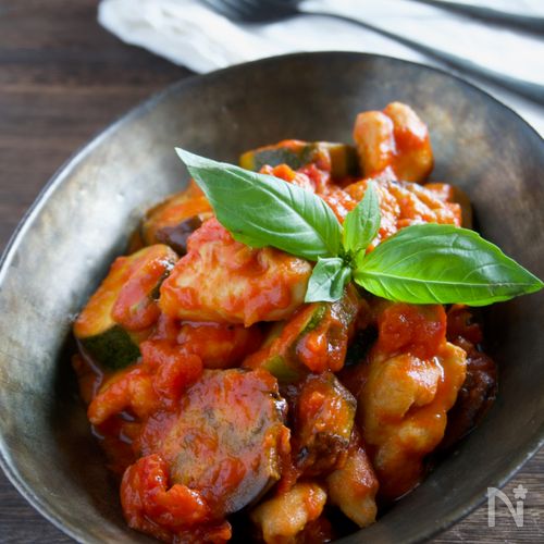 『鶏肉とズッキーニのカレートマト煮込み』ご飯・パンにも合う