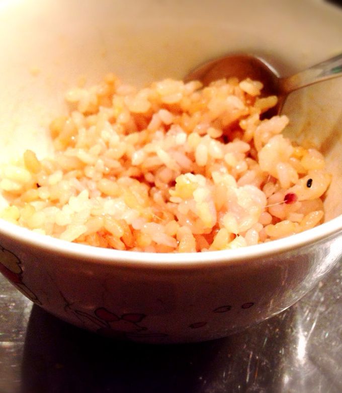 やる気1％でベーコンチーズ卵かけご飯 , みんな大好きベーコンエッグ丼の卵黄を後乗せにすることで卵かけご飯風にアレンジ！,忙しい朝にもサッと作れるのでぜひ！,材料 , たまご1つ, マヨネーズ適量, とろけるチーズ適量, 薄切りベーコン適量, 白ご飯1膳,※黒こしょう,作り方 , ①耐熱皿に盛りつけた白ご飯上にラップを2重に重ねる,