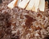 どんなお肉でも絶対おいしくなる牛丼材料・玉ねぎ1玉 ・牛スライス700g A.砂糖小さじ盛り5 A.酒大さじ3 A.めんつゆ お玉1杯 A.しょうゆお玉2杯 A.みりん大さじ3 A.水300cc ・生卵作り方①玉ねぎを薄切りにし耐熱容器へ入れ600Wのレンジで7分加熱 ②沸騰した鍋に牛肉を入れ5分茹でたらザルにあげ水でしっかり洗いアクを取る