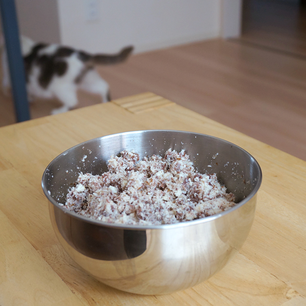 簡単 猫の手作りごはんレシピ メバチマグロ編 ペット栄養管理士監修のお魚と野菜を使ったご飯を紹介します