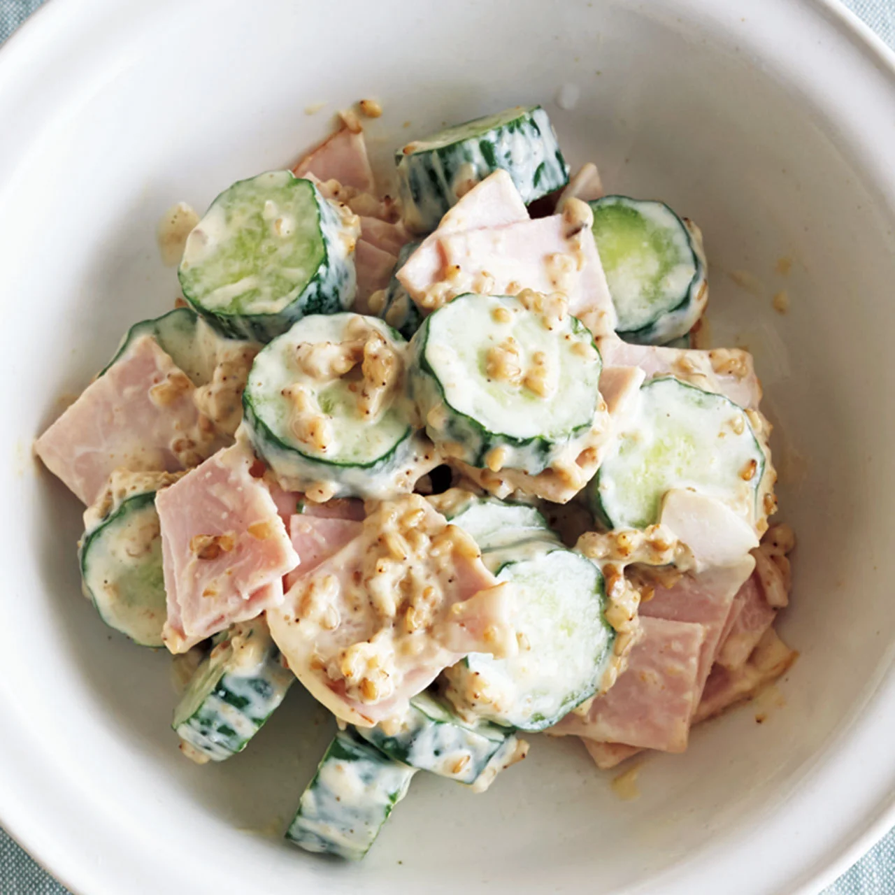 5分で簡単！暑い日にぴったり☀️さっぱり副菜🥒✨きゅうりを切って塩もみしたら あとは豆腐を崩して和えるだけ👍🏻暑い日にも火を使わなくてOK☀️ 豆腐の水切りも不要◎ 味の調整は麺つゆで簡単に！！ たんぱくなお豆腐に、ツナの旨みと きゅうりのシャキシャキ食感