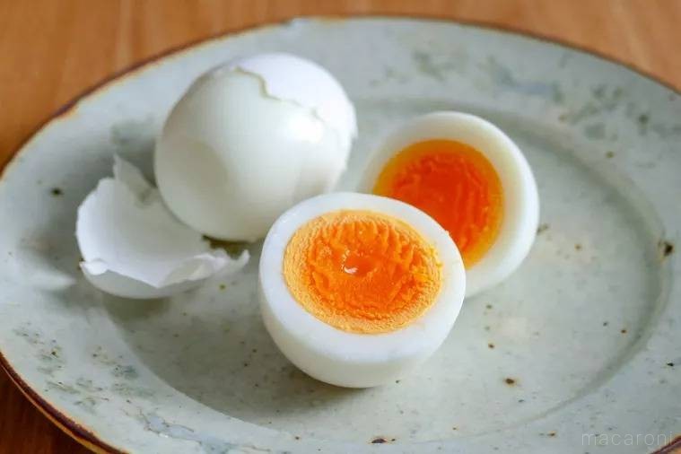 豆腐と卵のマグカップオムライス レシピあり♩レシピ・材料 卵 １個 絹豆腐 150g ピザ用チーズ お好み 塩コショウ 少々和風だし コンソメでも小さじ１ ケチャップ お好み ・作り方 ①耐熱カップに卵を溶き、スプーンで豆腐を一口大位にし、入れる ②塩