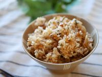 🍳 塩唐揚げ 冷奴 漬物 さゞ波山椒煮 筍ご飯 あさりの味噌汁 今日は下味冷凍しておいた塩唐揚げを揚げました☺️片栗粉をつけて揚げるだけなので時短です🍳 そして筍ご飯とあさりの味噌汁で旬の献立に🍚 筍ご飯は白だしと塩・だし醤油少々で 味付けをしています😊そして