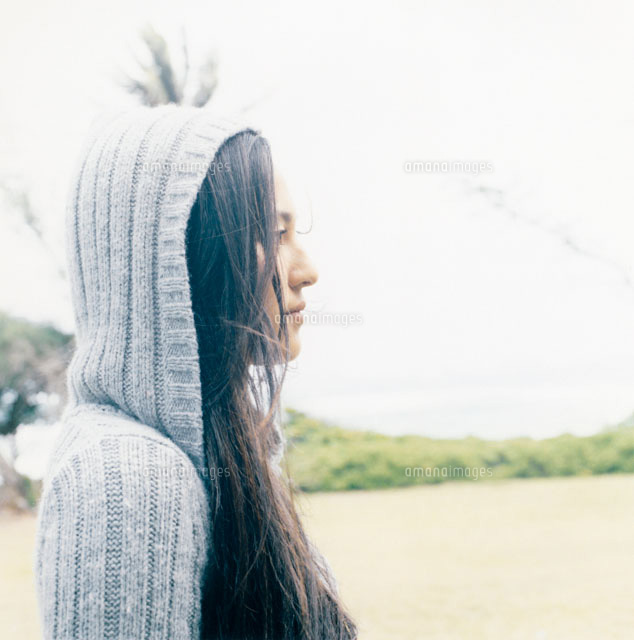 パープル フード付きパーカー 女性の横顔