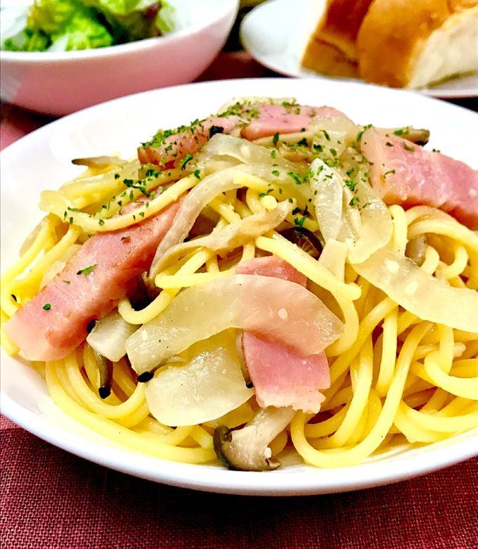 🌿ベーコンとコーンのピリ辛バジルペペロンチーノ ベーコン炒めスタイル , 材料 1人前 , パスタ100g, ベーコン2枚 短冊切り ,コーン 冷凍 or 缶詰大さじ2, にんにくチューブ小さじ1 2, 豆板醤小さじ1 2〜1 辛さ調整 , オリーブオイル大さじ1.5, 塩少々 茹で汁に , バジル粉適量, 黒こしょう少々,