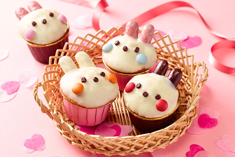 スーパーカップで作るチョコカップケーキ, 去年投稿したrecipeとすこーしﾀﾞｹ、変わってます!!, “チョコレートカップケーキ” 5個分, 材料, スーパーカップチョコレート 1つ, たまご 1つ, ホットケーキミックス 150ｇ,溶かしバター 無塩55ｇ, 板チョコ 2枚 150ｇ*