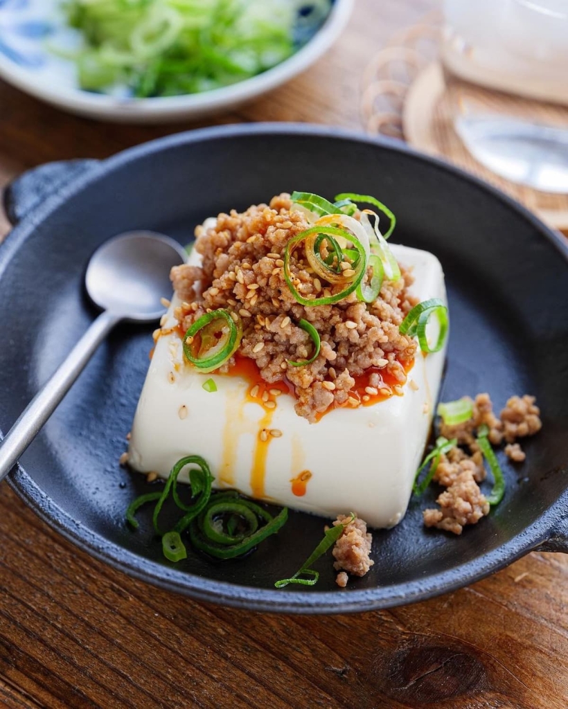 かね徳おつまみ・とびっこ＼ 簡単でおいしい！ おつまみ冷奴みなさんは、冷奴のどんなアレンジが好きですか？肉・野菜・魚、何でも合わせやすい豆腐には、珍味も相性ばっちり♪ しっかりとした味なので、おかずはもちろんおつまみにもぴったりです。Instagram