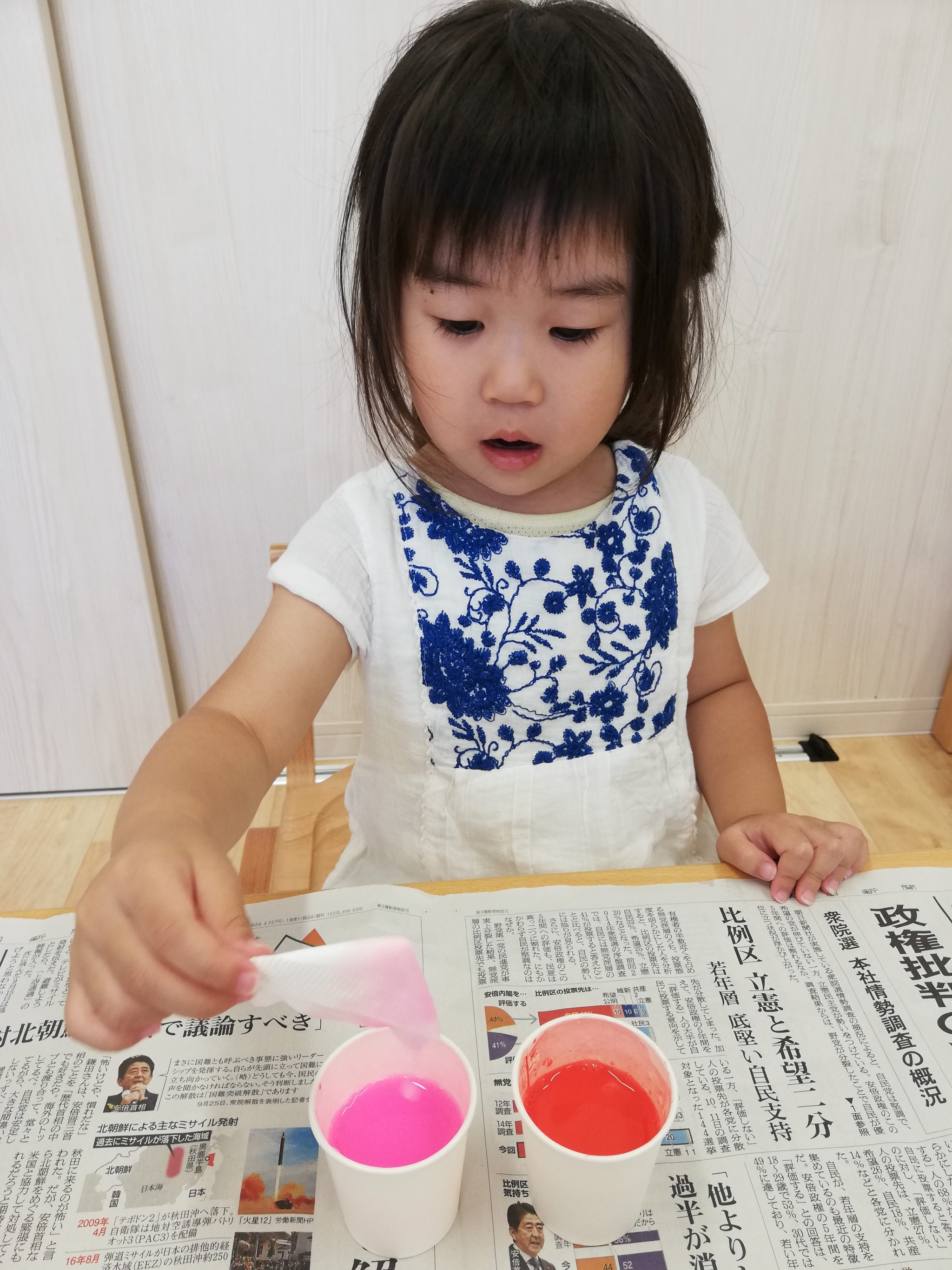 親子で楽しむ「にじみ絵」のやり方。自由な色遊びで創造性を育もうCraftie Style