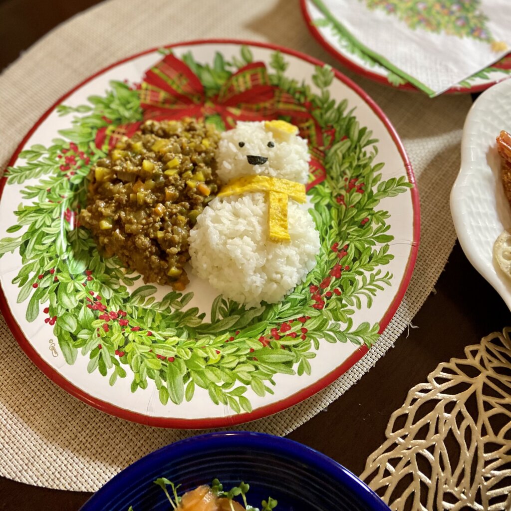 カレーでクリスマスパーティーも良いかも！盛り付け方を変えるだけで可愛くなる「クリスマスデコカレー」 rii- エキスパート - Yahoo!ニュース