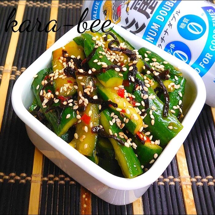 皆様おはようございます いつもご視聴ありがとうございます ^^♪ 今回の動画は、やみつき塩昆布ピーマンレシピのご紹介です。 やみつき塩昆布ピーマンの レシピは色んな作り方があると思いますが、 今回の調理法はレンジで簡単！！ とても簡単にできる上に作り置きも可能