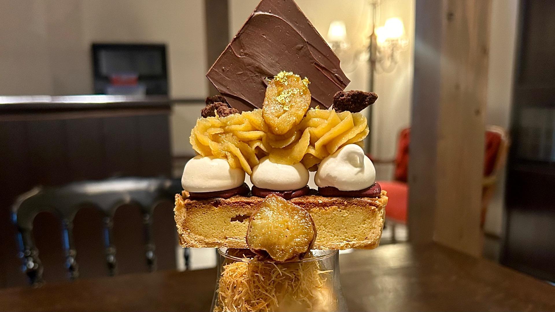 ショコラパフェ始まります！,昨年は提供期間が1ヶ月半しかなかったので、今年は、少し肌寒い日も増えたこの時期から、期間限定として提供することにしました。,商品名：秋冬限定『金蜜芋のショコラパフェ』冬の訪れと金蜜芋の完成。, パフェの構成です。,パフェ上部 金蜜芋の甘みと多彩な食感,●金蜜芋のキャラメリゼ, ●金蜜芋モンブラン, ●チョコダマンド, ●カカオニブ&醤油クランブル,