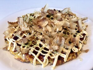 和田明日香さんの『フライド長芋』 ①長芋300gを長さ約5cm、1.5cm角に切る ②長芋に塩ふたつまみを振り、小麦粉を適量まぶす③フライパンの底から1cm程度の深さまで油を入れ火にかける ④きつね色になるまで揚げ焼きにする ⑤魚焼きグリルの上にキッチンペーパーを敷き