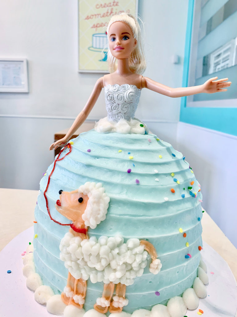 真っ赤なスポンジと真っ白のフロスティングのコントラストが美しいアメリカの定番『レッドベルベットケーキ』でクリスマスをお祝いしませんか？バビーズ