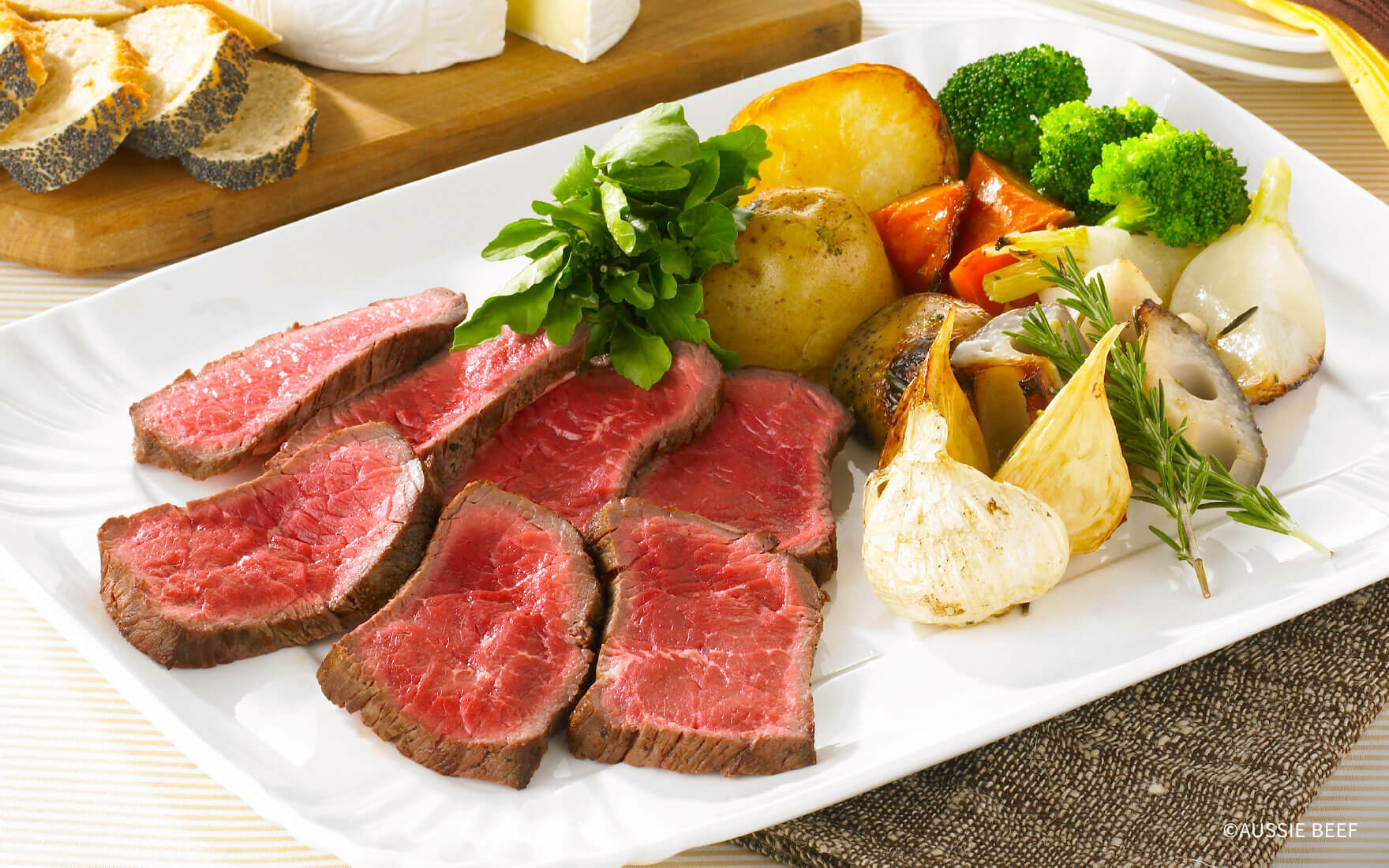 生焼けの失敗が拡大に減りました！レシピ 「ローストビーフのコツ」 ローストビーフを作る時にストレスな １番の心配事の「生焼け」解消を目指して！ｖ☑︎簡単 ☑︎節約 ☑︎おめかしレシピ 今回のローストビーフは お肉