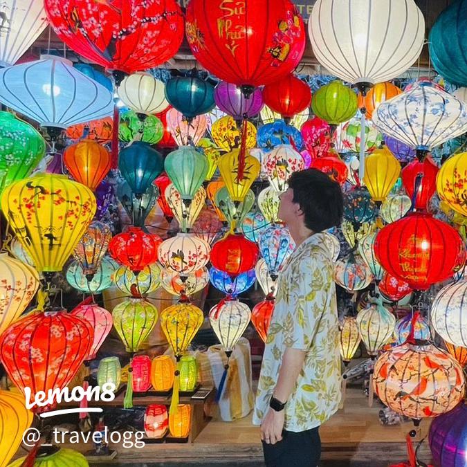 5年前にベトナムのホイアンで買ったランタン。3個買ったのですが、電球の設置などどうして良いか分からず、結局ずっと仕舞い込んでました。意を決して&四苦八苦して1個だけ吊るしてみたのですが、やっぱりホイアンみたいに沢山吊るしたくなってしまいます。ベトナム